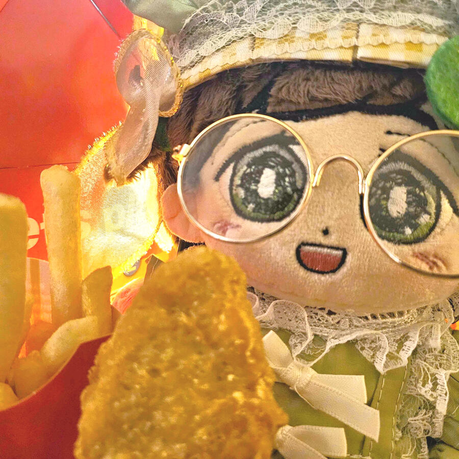 cloverdoll about to eat a chicken nuggie !!! yummm~